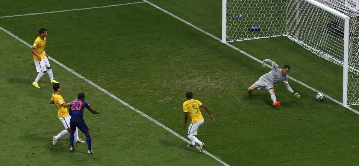 Brazil's goalkeeper Cesar fails to save a shot from Wijnaldum of the Netherlands during their 2014 World Cup third-place playoff in Brasilia Brazil vs Netherlands