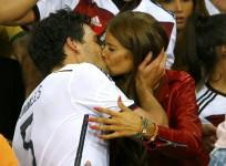 Mats Hummels kisses his girlfriend Cathy Fischer