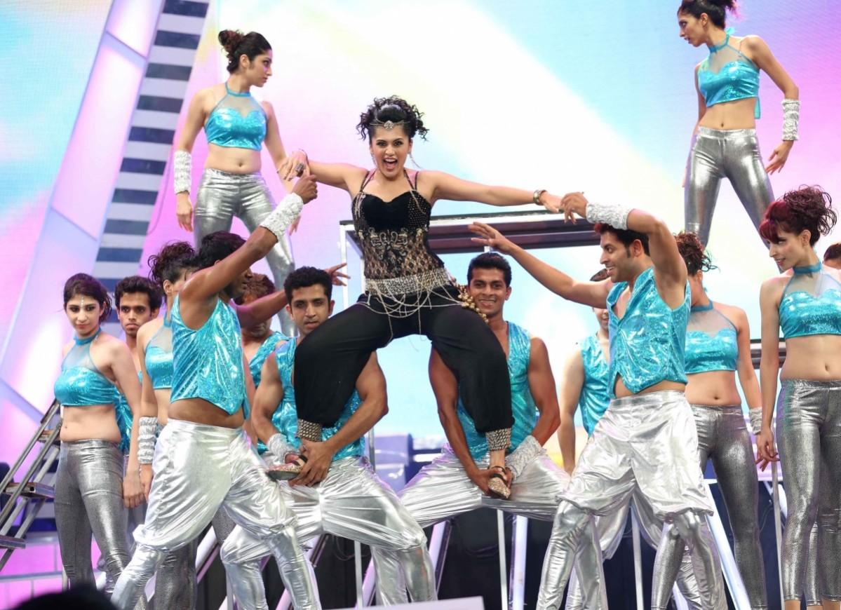Taapsee Pannu performing at filmfare awards Taapsee Pannu performing at filmfare awards
