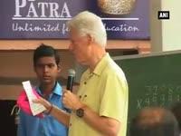 bill-clinton-serves-mid-day-meal-to-children-on-his-trip-to-india