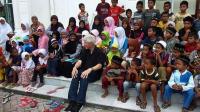 indonesia-bill-clinton-visits-area-hit-by-2004-tsunami