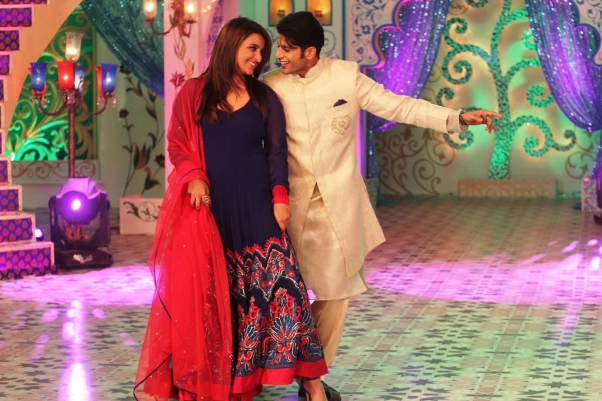 Karanvir Bohra dancing with Parineeti Chopra on the sets of Zee TV's Dawaat-E-Eid Karanvir Bohra dancing with Parineeti Chopra on the sets of Zee TV's Dawaat-E-Eid