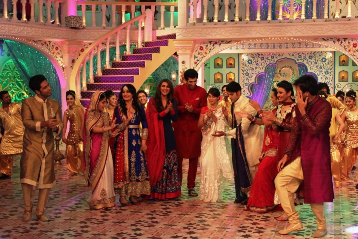 Parineeti Chopra and Aditya Roy Kapoor shake a leg with Zee TV artists on the sets of Parineeti Chopra and Aditya Roy Kapoor shake a leg with Zee TV artists on the sets of