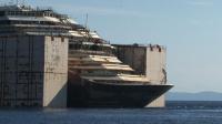 costa-concordia-wreck-leaves-giglio-on-final-voyage