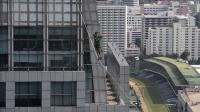 us-daredevil-walks-a-highline-across-thai-buildings