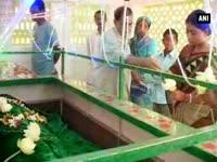 a-hindu-devotee-maintains-shrine-of-sufi-chandsa-baba-in-midnapur-displaying-communal-harmony