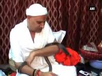 devotees-offer-milk-to-snakes-to-mark-nag-panchmi