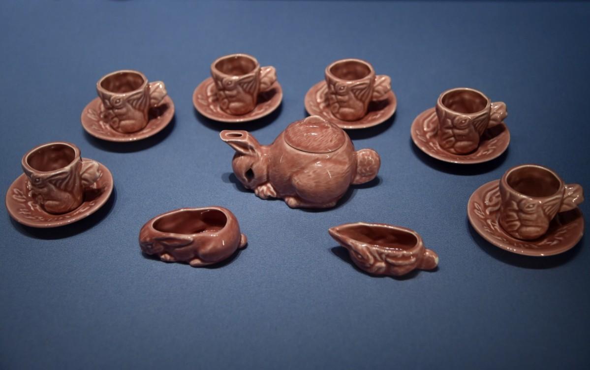 A tea set belonging to Queen Elizabeth from approximately 1930. Tea set of exhibition