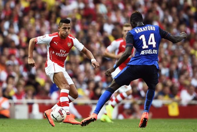 Arsenal's Alexis Sanchez (L) challenges Monaco's Tiemoue Bakayoko during their Emirates Cup soccer match at the Emirates stadium in London Arsenal vs Monaco