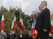 French President Francois Hollande and German President Joachim Gauck (R) attend a ceremony to commemorate the centenary of the start of World War One (WWI) at the Vieil Armand
