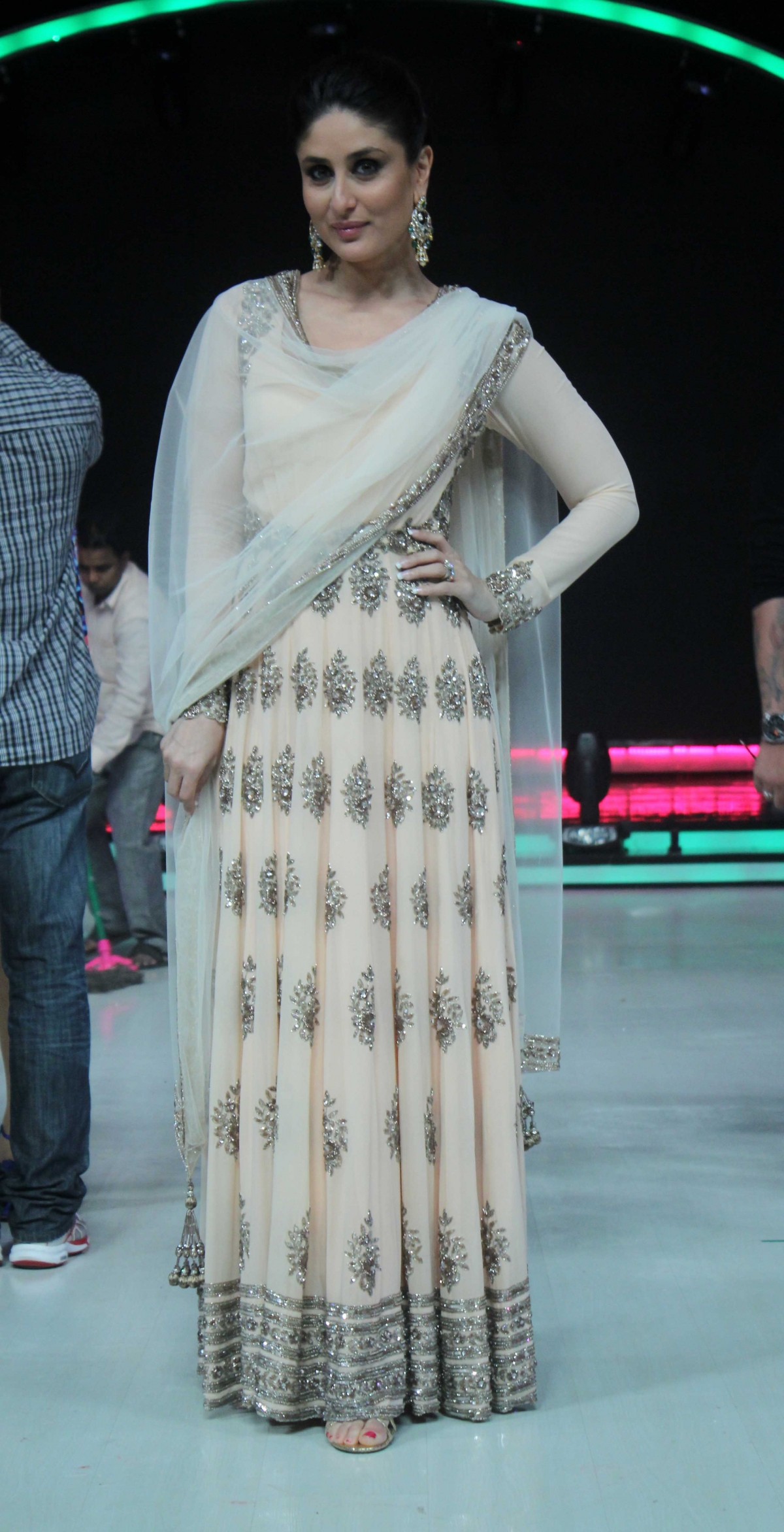 Manish Malhotra styles Kareena Kapoor for 'Singham 2' song with Honey Singh  – India TV