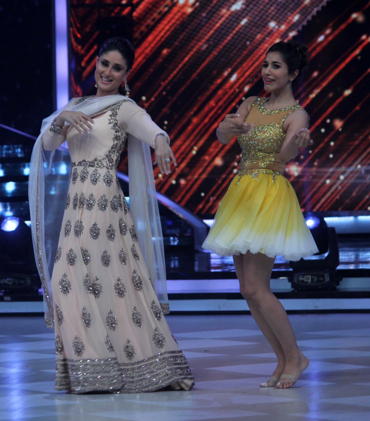 Kareena Kapoor promotes 'Singham Returns' on 'Jhalak Dikhhla Jaa' Kareena Kapoor promotes 'Singham Returns' on 'Jhalak Dikhhla Jaa'