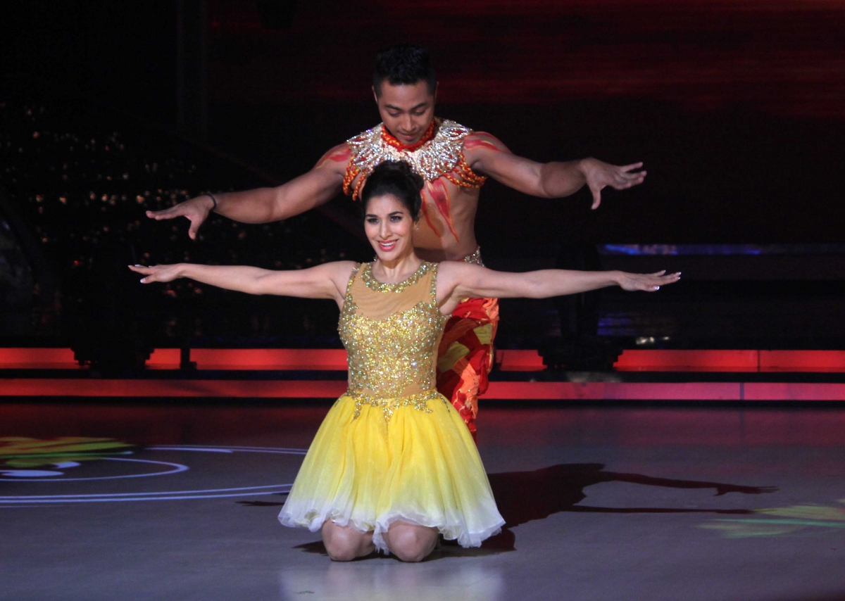 Sophie Choudry and her choreo partner deliver a visually stunning performance Kareena Kapoor promotes 'Singham Returns' on 'Jhalak Dikhhla Jaa'