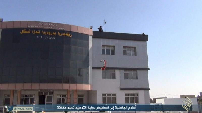 ISIS militants hoist flag in Sinjar ISIS militant hoists flag in Sinjar