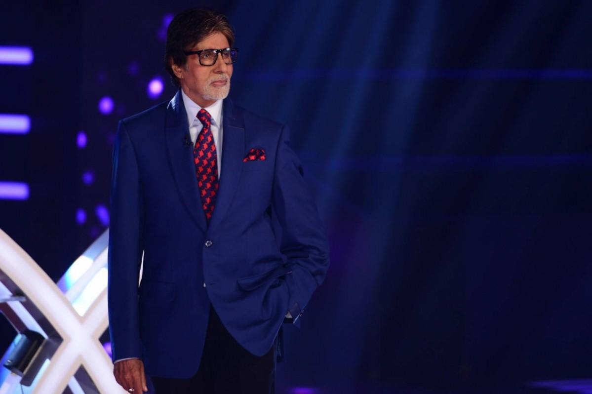Amitabh Bachchan poses for the camera on the sets of 'KBC 8' Amitabh Bachchan poses for the camera on the sets of 'KBC 8'