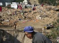 The death toll of the earthquake in China's Yunnan province has reached almost 600 as rescuers are struggling against flood.