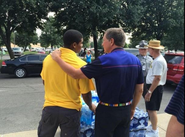 Governor Kasich with volunteers delivering clean water to Toledo Governor Kasich with volunteers delivering water to Toledo