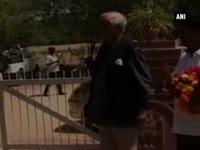 former-pm-manmohan-singh-visits-jaswant-singh-at-army-rr-hospital
