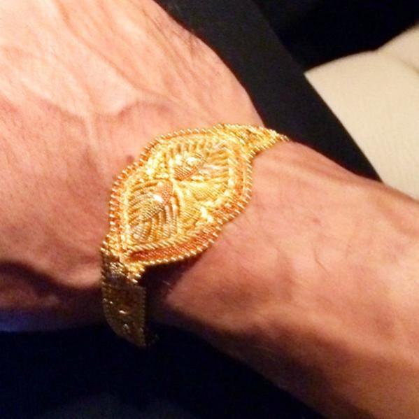 West Bengal Chief Minister Mamata Bannerjee ties a Rakhi on Shah Rukh Khan's wrist. Shah Rukh Khan