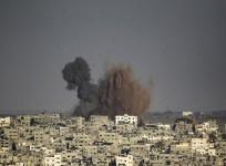 Smoke rises after an explosion in what witnesses said was an Israeli air strike in Gaza August 10, 2014. Israel has accepted a new Gaza ceasefire proposed by Egyptian mediators and will send negotiators to Cairo on Monday if the truce holds,