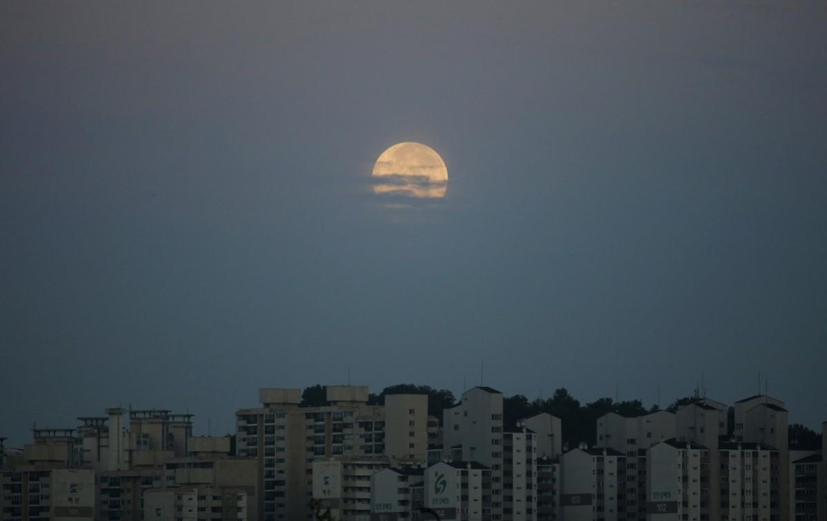 Supermoon hangs in the sky behind an apartment complex in Suwon August 11, 2014. A supermoon hangs in the sky behind an apartment complex in Suwon August 11, 2014.