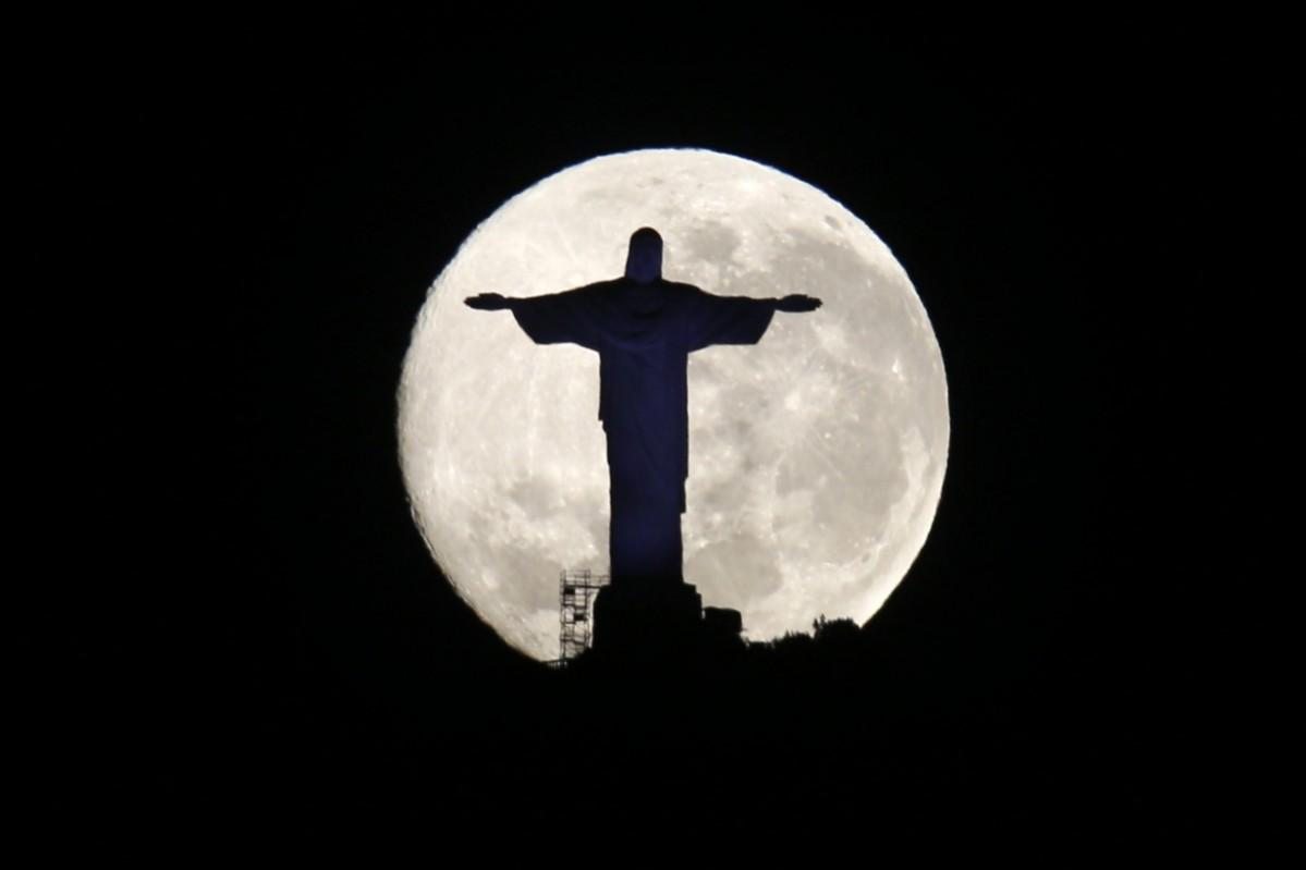 The supermoon is pictured behind the Christ the Redeemer statue in Rio de Janeiro August 11, 2014. The supermoon is pictured behind the Christ the Redeemer statue in Rio de Janeiro August 11, 2014.