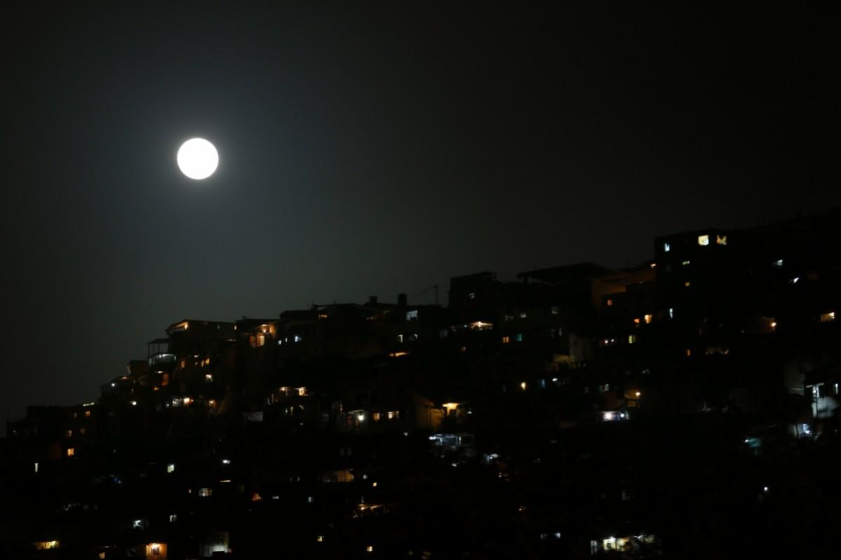 A supermoon raises over Petare slum in Caracas August 10, 2014. Supermoon
