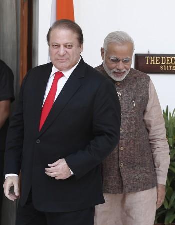 Pakistani PM Nawaz Sharif (L) with Indian PM Narendra Modi