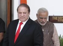 Pakistani PM Nawaz Sharif (L) with Indian PM Narendra Modi