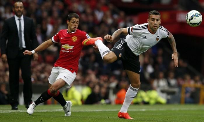 Manchester United striker Javier Hernandez, seen here fighting for the ball with Nicolas OItamendi during a preseason friendly with Valencia, could be involved in a swap deal with Arturo Vidal Javier Hernandez Manchester United Nicolas Otamendi Valencia