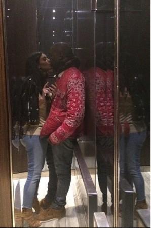 Kim Kardashian, Kanye West, elevator selfie Kim Kardashian selfie