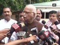 lk-advani-unfurls-national-flag-and-distributes-sweets-at-his-residence
