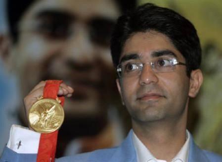 Olympic men's 10m air rifle gold medalist Abhinav Bindra shows his gold medal during a news conference in New Delhi August 14, 2008. Abhinav Bindra