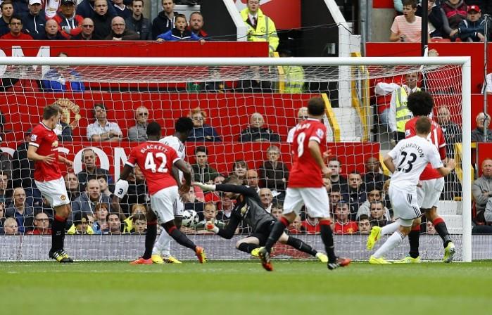 Swansea midfielder Gylfi Sigurdsson scores the winner past Manchester United goalkeeper David De Gea Manchester United Swansea Sigurdsson De Gea