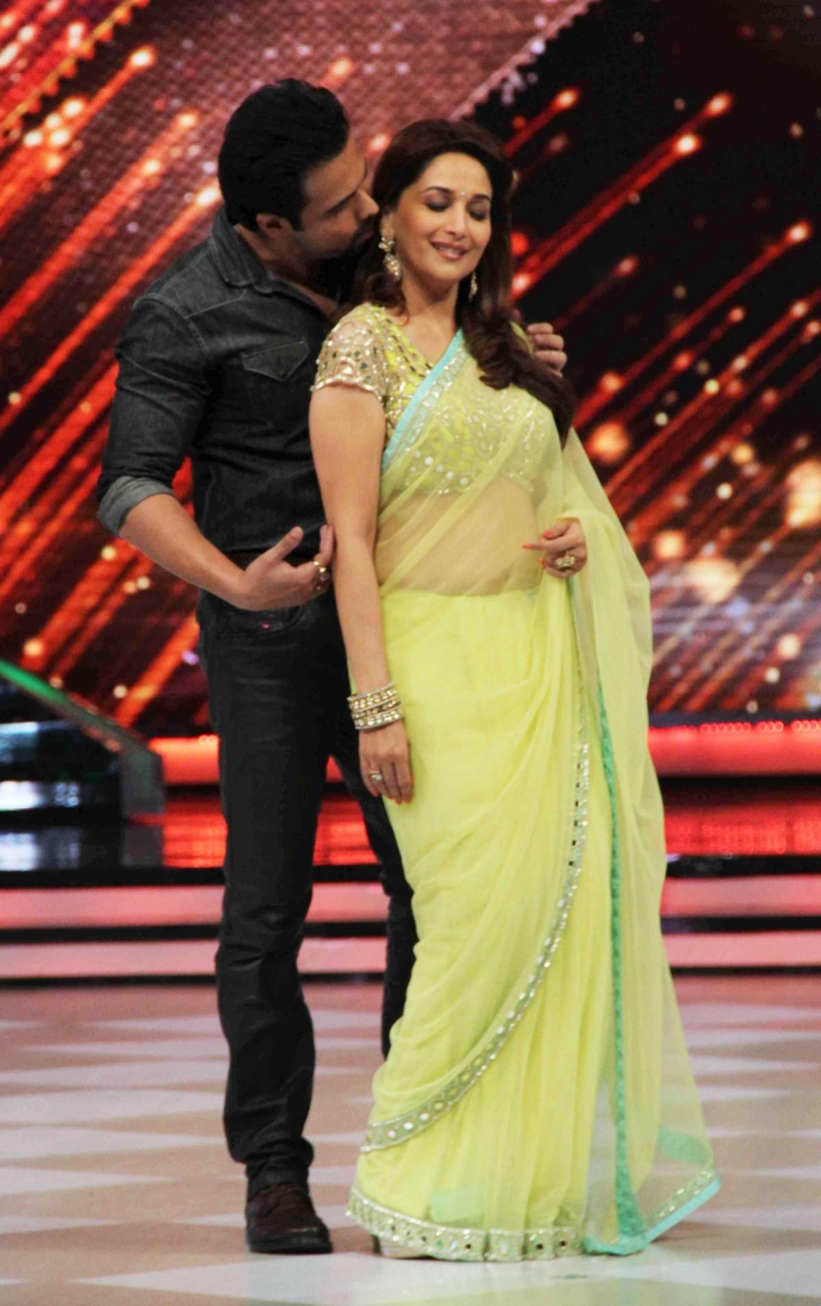 Emraan Hashmi romances Madhuri Dixit Emraan Hashmi promotes 'Raja Natwarlal' on the sets of 'Jhalak Dikhhla Jaa'