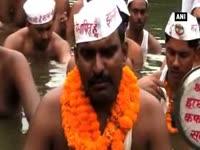 displaced-men-in-bokaro-protest-in-water-to-demand-employment