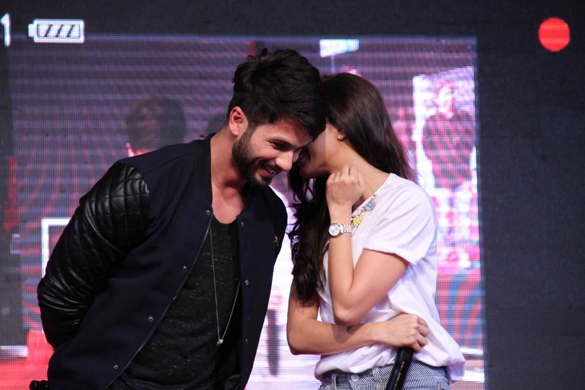 Shraddha whispers into Shahid's ear Shahid Kapoor, Shradhha Kapoor promote 'Haider'