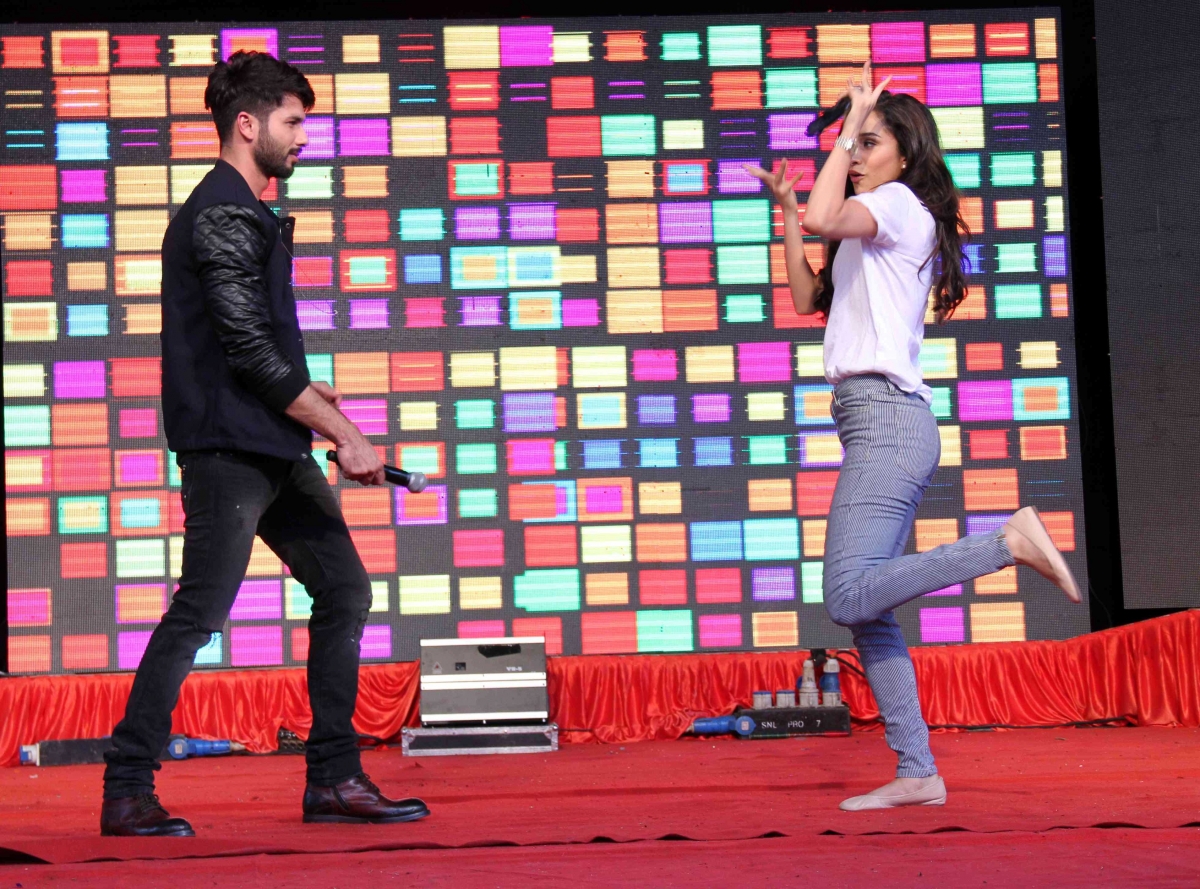 Shahid, Shraddha match steps at the Umang Festival Shahid Kapoor, Shradhha Kapoor promote 'Haider'