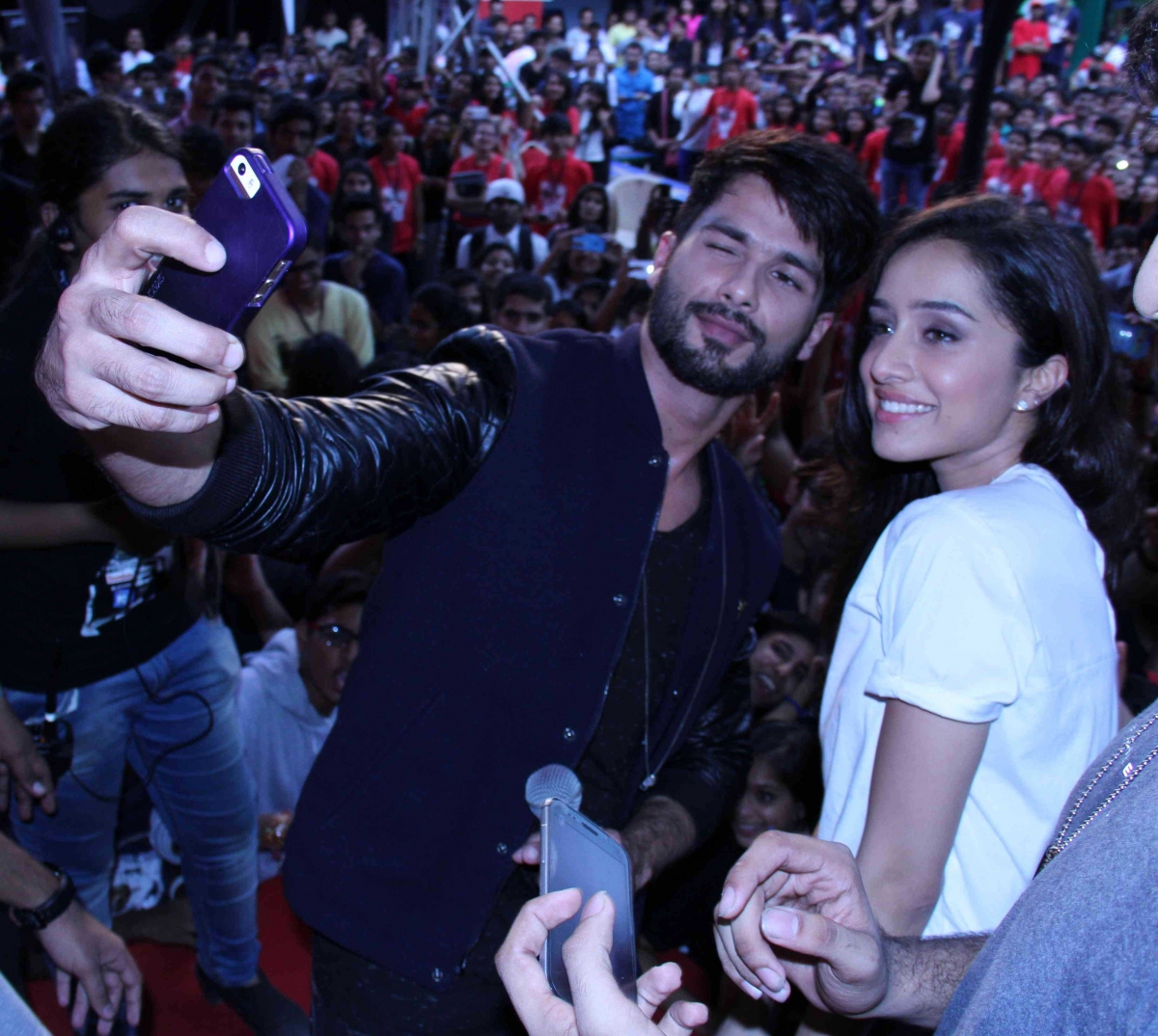 Shahid and Shraddha's selfie moment Shahid Kapoor, Shradhha Kapoor promote 'Haider'