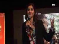 sonam-kapoor-promotes-khoobsurat-at-umang-college-fest