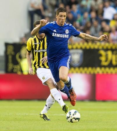 Torres fights for the ball with Arnold Kruiswijk during Chelsea's friendly against Vitesse Arnhem Fernando Torres