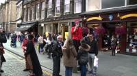 street-artists-entertain-crowds-at-edinburgh-fringe
