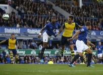 Olivier Giroud Arsenal Sylvain Distin Everton