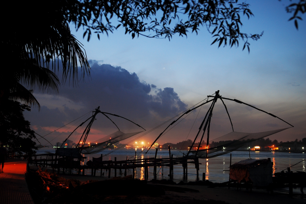 Fort Kochi, the quaint town sitting along the shores of the Arabian Sea, has centuries-old tales of Kerala's cultural and commercial interaction with the West. There is no better way to explore the queen of the Arabian Sea other than setting out on foot. Take relaxed walks in cotton dresses, casual shoes and of course, a straw hat and take in the amusing sights that proudly retain the specimens of a bygone era. Once just a fishing accessory, the Chinese fishing nets that that droop towards the waters like over-sized hammocks have become a big bait for tourists. The Chinese fishing nets or Fort Kochi