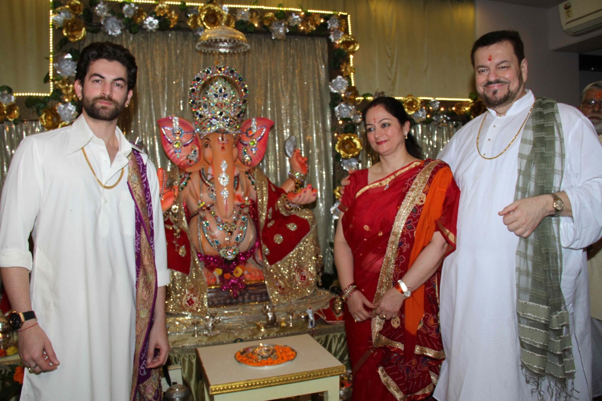 Neil Nitin Mukesh with family Ganesh Chaturthi
