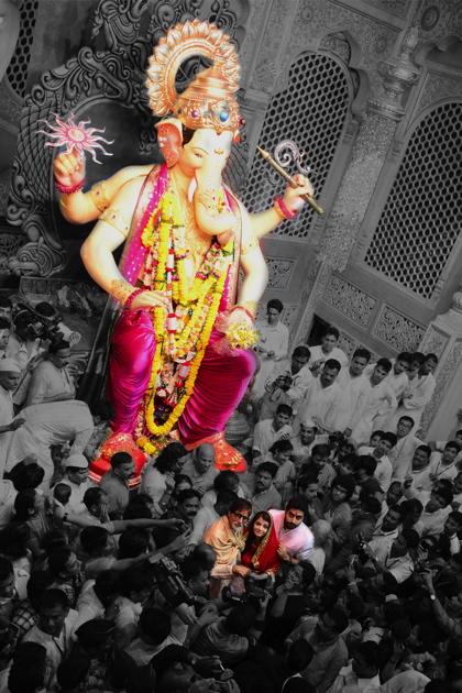 Amitabh Bachchan, Aishwarya Rai and Abhishek Bachchan pray at Lalbaugcha Raja. Ganesh Chaturthi 2014