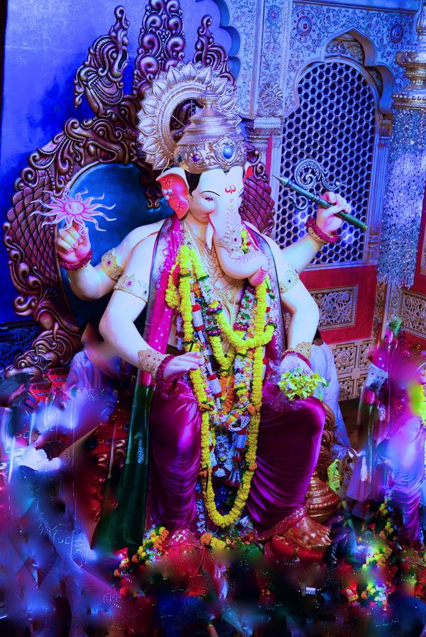 Amitabh, Aishwarya Rai, Abhishek Bachchan pray at Lalbaugcha Raja. Ganesh Chaturthi 2014