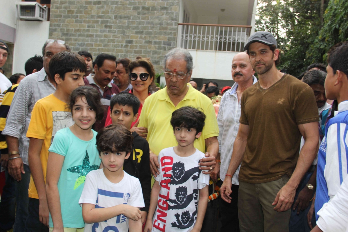 Hrithik Roshan and family at Ganpati Visarjan. Ganesh Chaturthi 2014