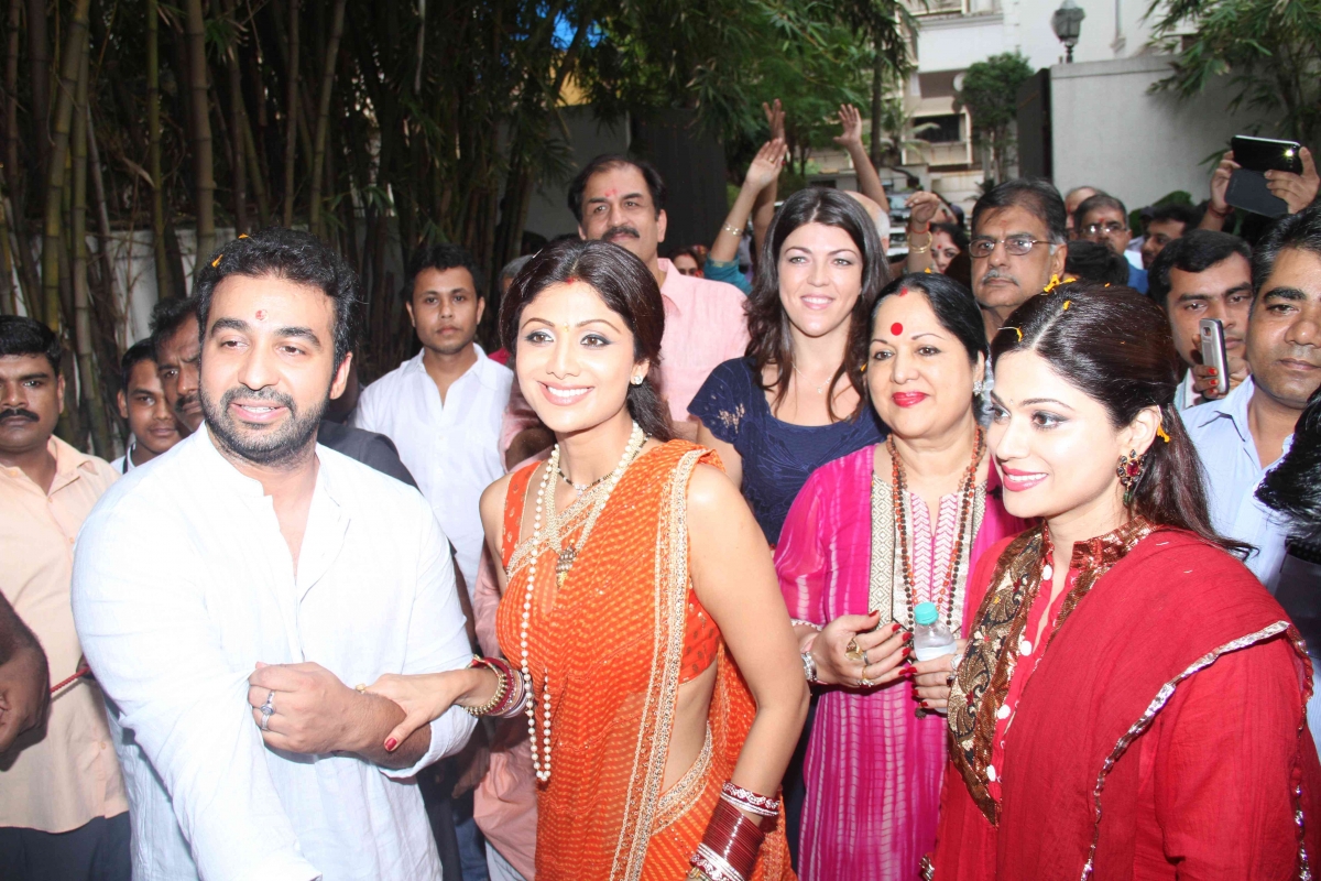 Shilpa Shetty Kundra, Raj Kundra, Shamita Shetty at the Ganpati Visarjan. Ganesh Chaturthi 2014