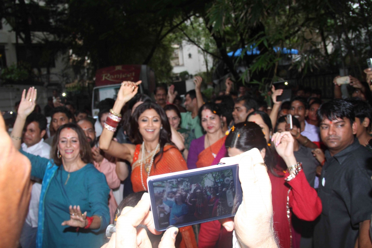 Shilpa Shetty Kundra, Raj Kundra and Shamita Shetty at the Ganpati Visarjan Ganesh Chaturthi 2014
